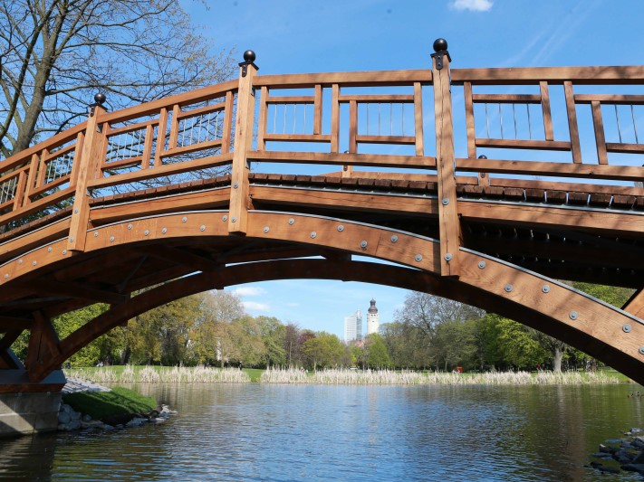 Мост в парке города  Лейпциг.
